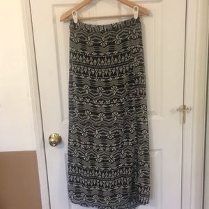 Aztec black and white patterned maxi skirt. Size L